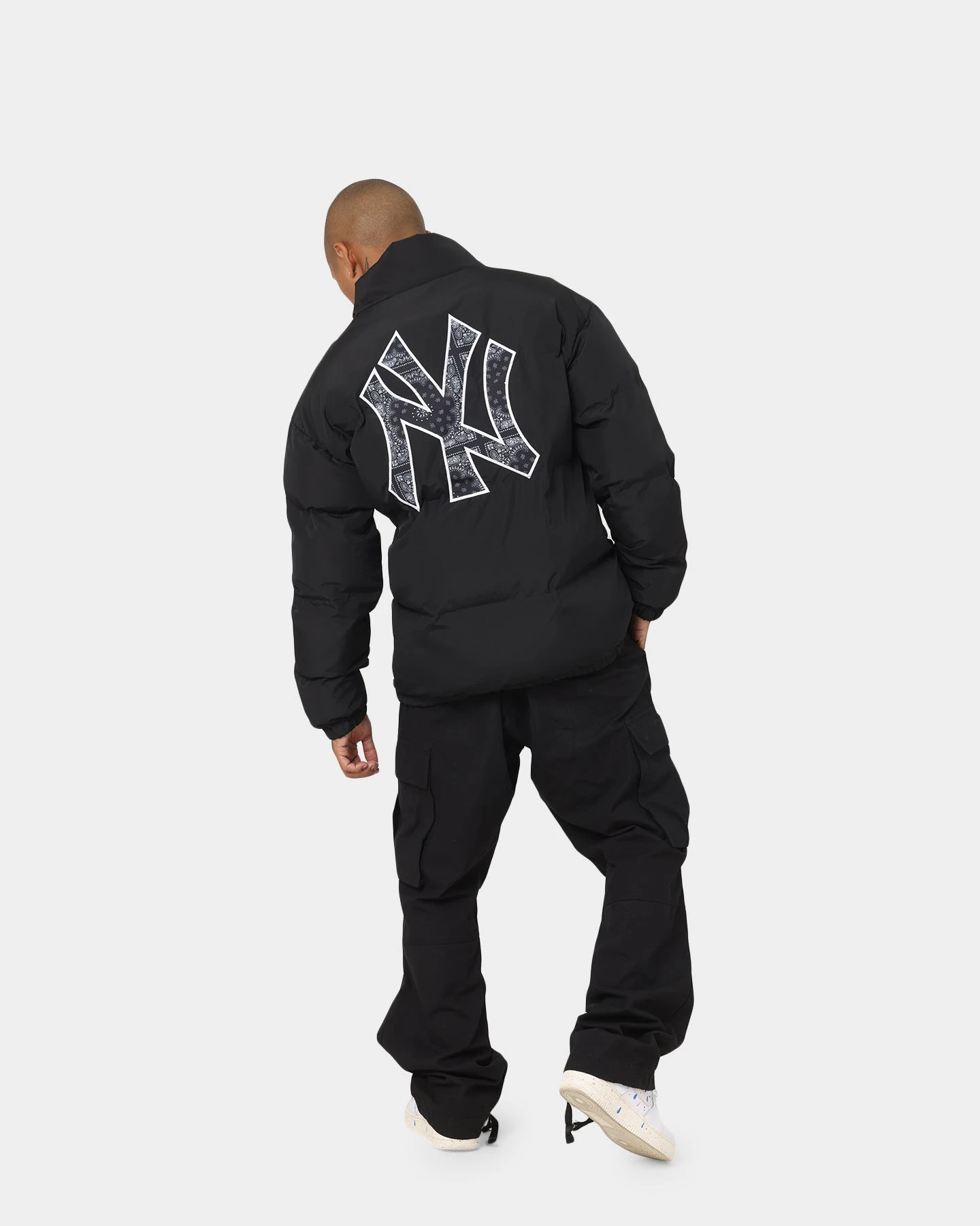 New Era New York Yankees Paisley Puffer Jacket Black 4 New Era New York Yankees Paisley Puffer Jacket Black - Image 2