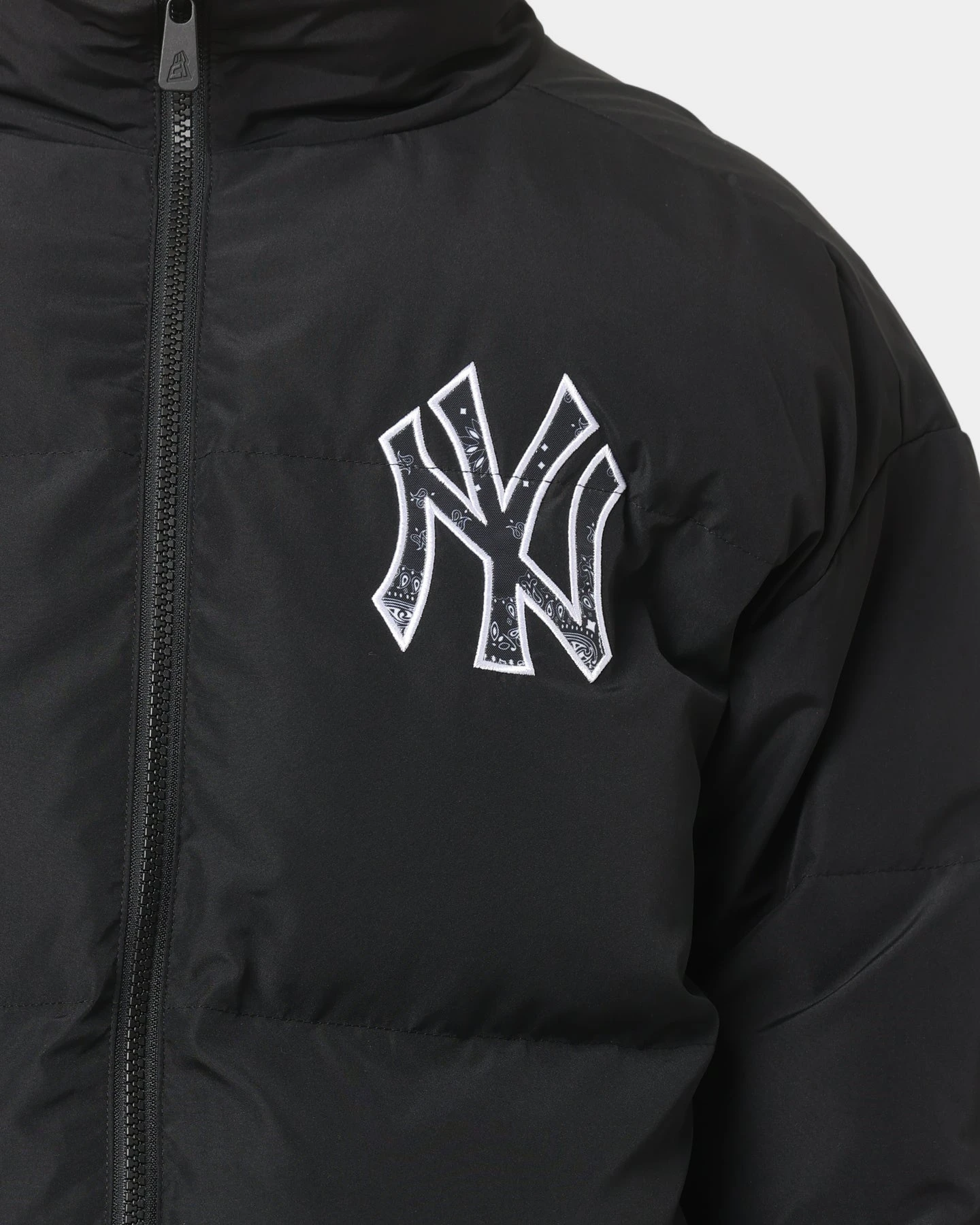 New Era New York Yankees Paisley Puffer Jacket Black 5 New Era New York Yankees Paisley Puffer Jacket Black - Image 3